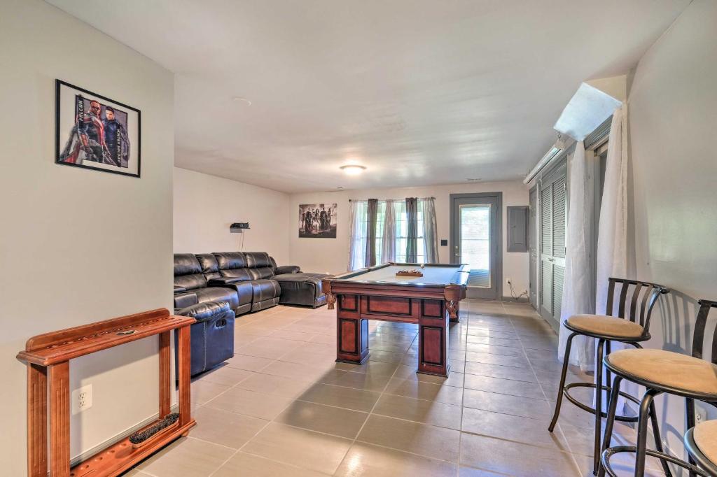 Woodbridge Townhome with Pool Table, Pond Views photo 1