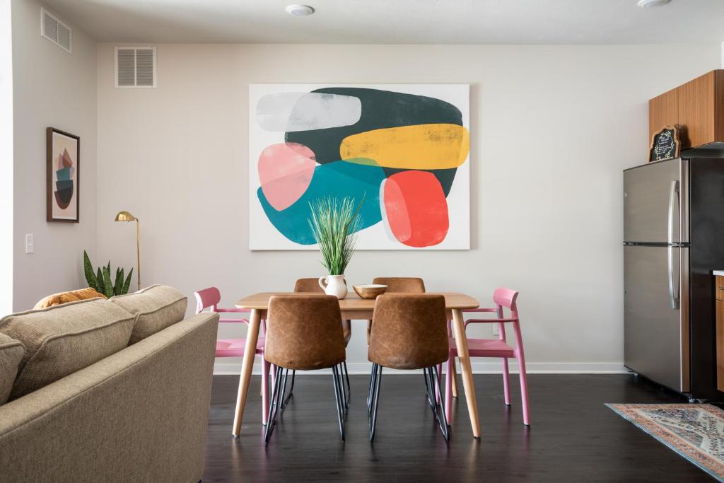 NEW HAPPY TRAIL 2BR CONDO CLOSE TO DOWNTOWN photo 1