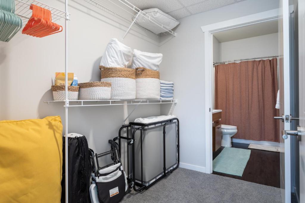 NEW HAPPY TRAIL 2BR CONDO CLOSE TO DOWNTOWN photo 4