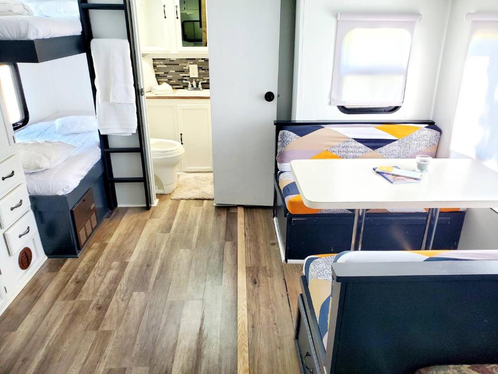 Wildwood Camper De Sleeps 6-7, photo 3