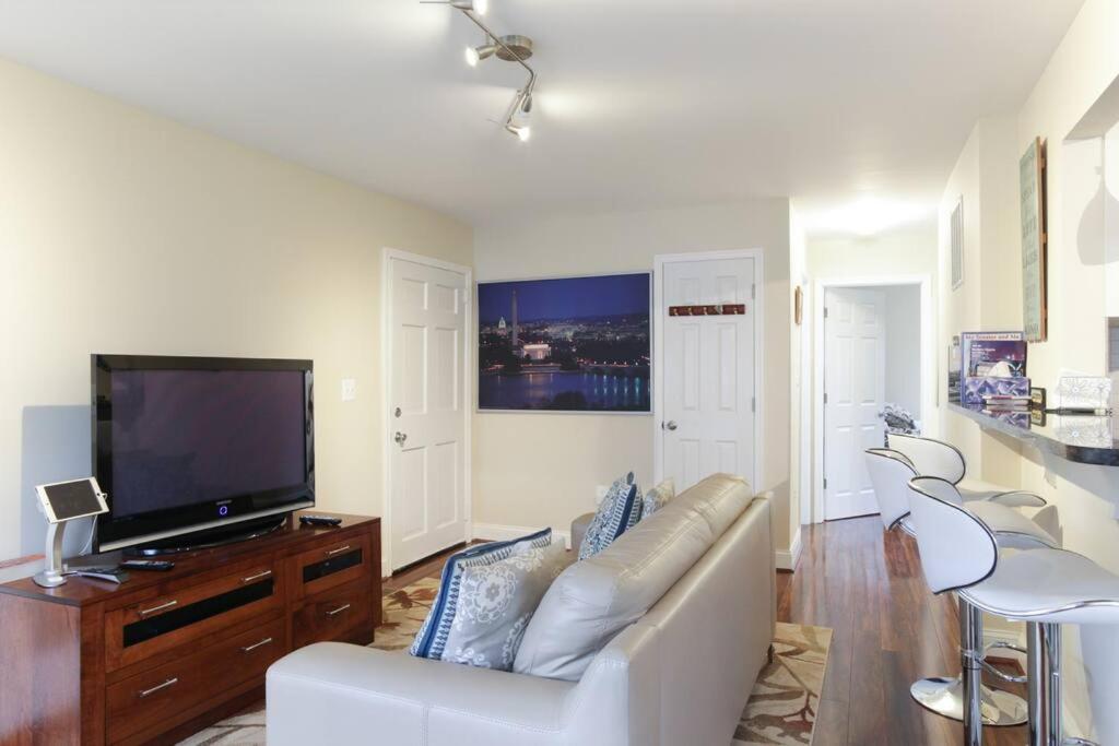 2 bd 1 bth near DC! 7081 photo 3