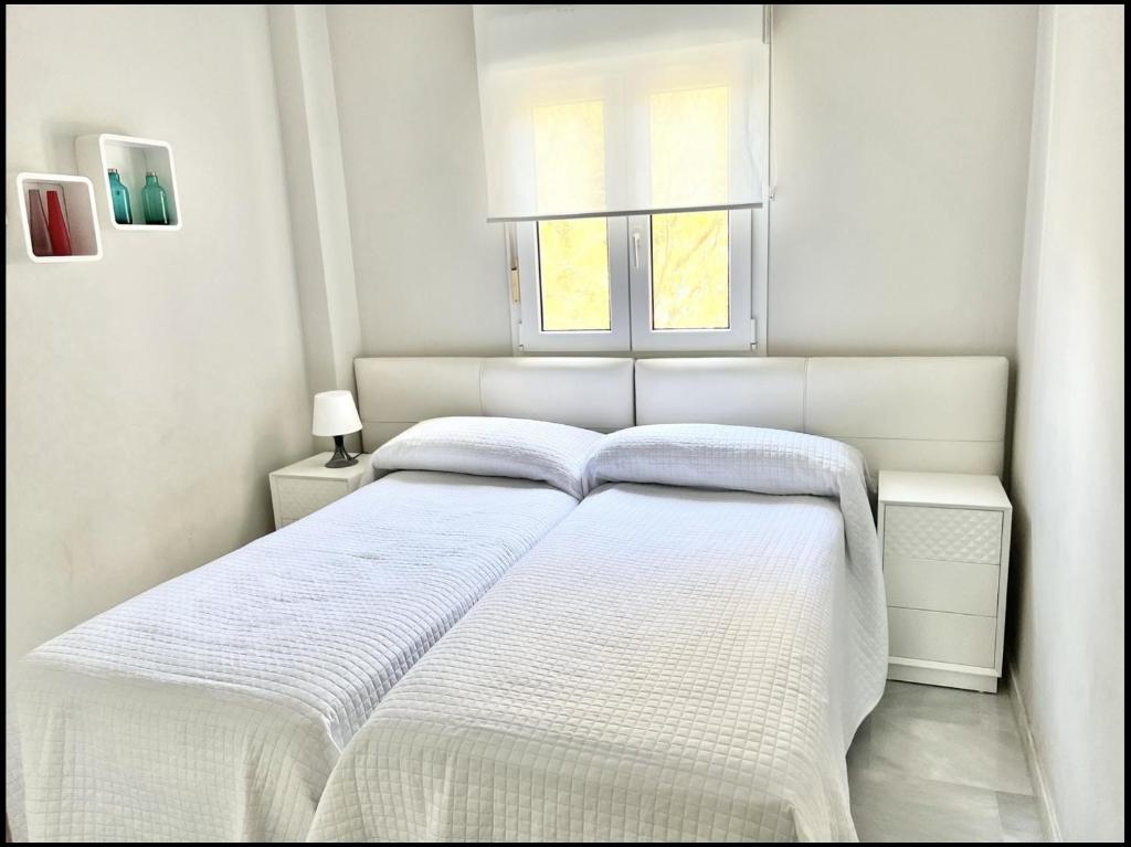 MI CAPRICHO BEACHFRONT 2B1 - Apartment with terrace and private garden by the sea - Tap to explore photos