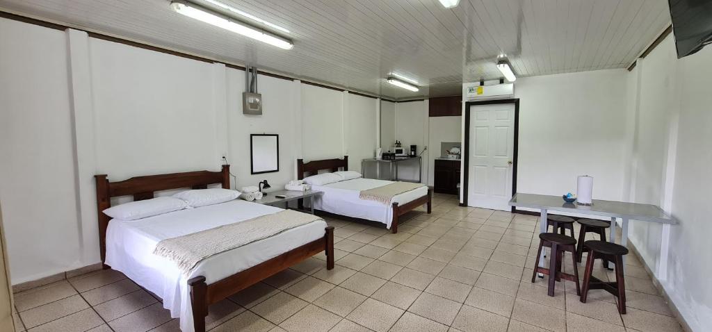 Sleep&Go! Cabina Cuadruple en Siquirres Centro -and rafting tour! photo 1
