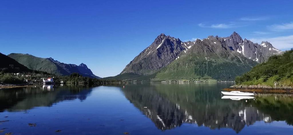 Unique and charming house at the foot of Lofoten's highest mountain photo 4