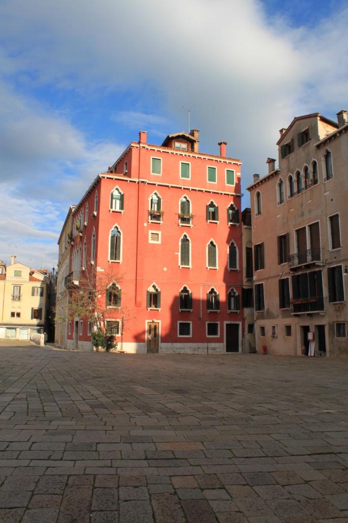 Sant'Angelo - Fenice Apartments in Venice - Tap to explore photos