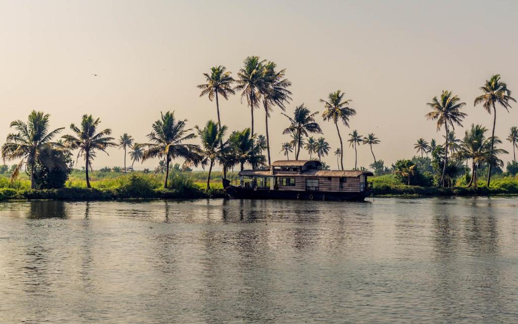 RAJATHEERAM BEACH HOMESTAY & BACkWATER CRUISE Alleppy