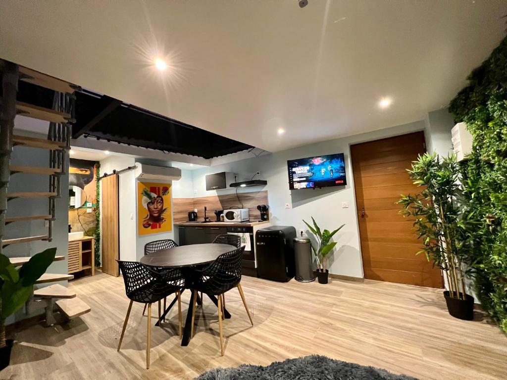 Capsule Safari - Jacuzzi - Nintendo Switch - Netflix & Home cinéma - Pouf géant - Filet suspendu photo 3