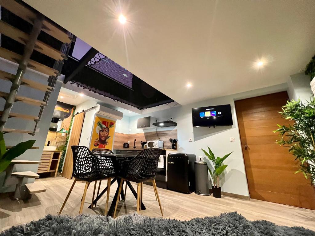 Capsule Safari - Jacuzzi - Nintendo Switch - Netflix & Home cinéma - Pouf géant - Filet suspendu photo 4