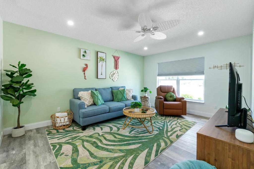 Paradise Palms- Tropic Suite- Pool - Steps to Ocean - 10 min to Downtown