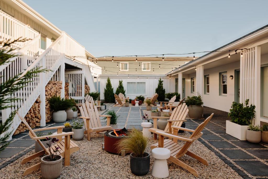 Daunt's Albatross Motel image