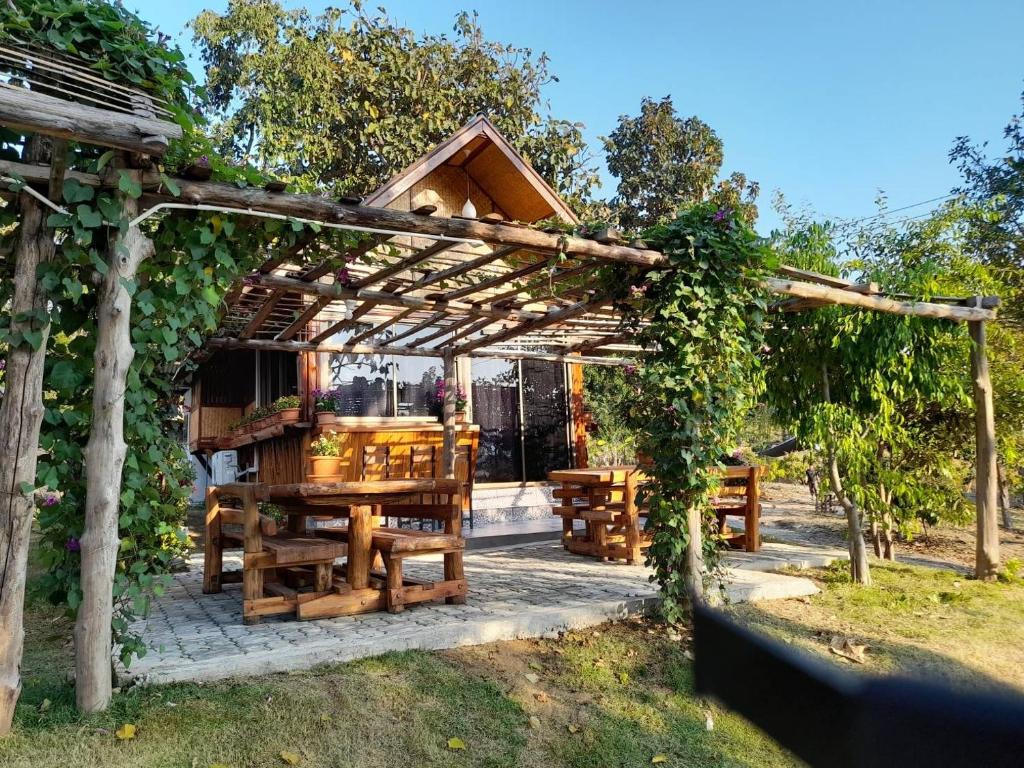 Hin Khong Villa - a tropical surprise Room Type - King Room with Garden View
