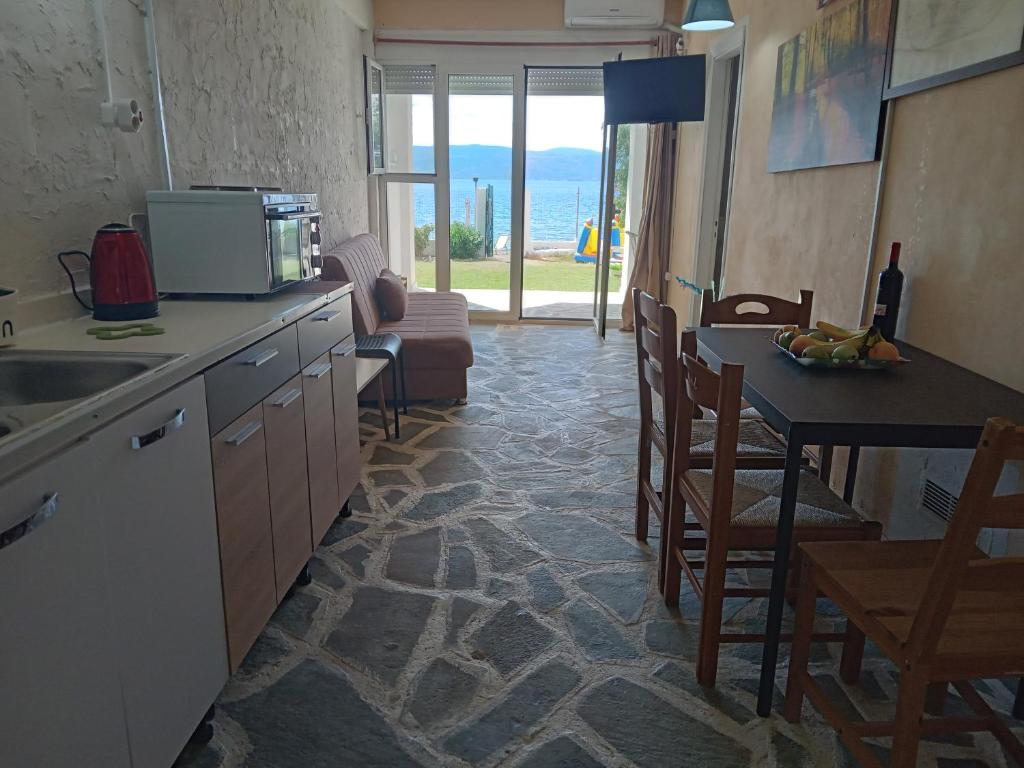 Flora's Beach House Your House On The Beach photo 3