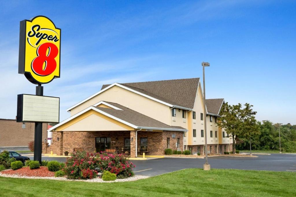 Super 8 by Wyndham Alton photo 1