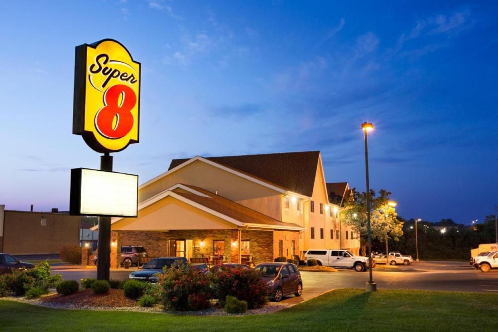Super 8 by Wyndham Alton photo 3