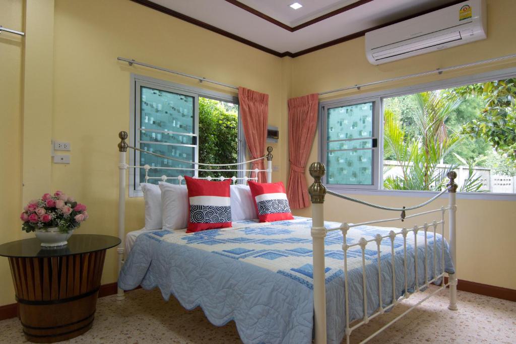 Двухместный (Улучшенный номер с кроватью размера «king-size»), Bueng Bua Thong Resort