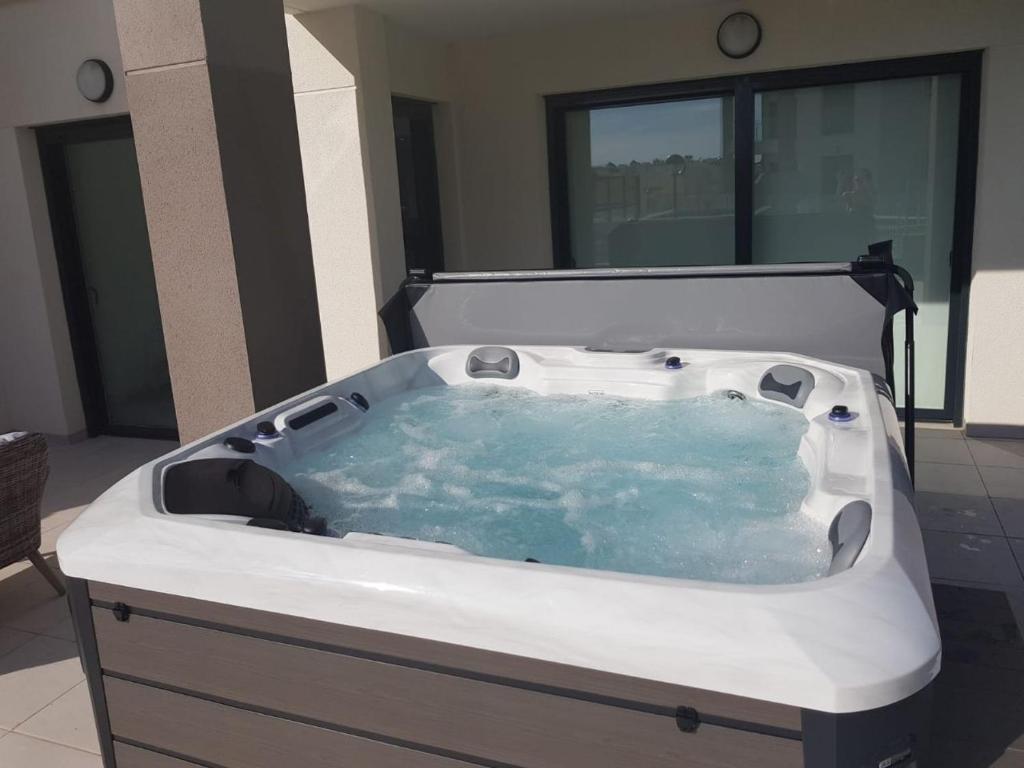 NEW Stunning ground floor Apartment with Jacuzzi photo 4
