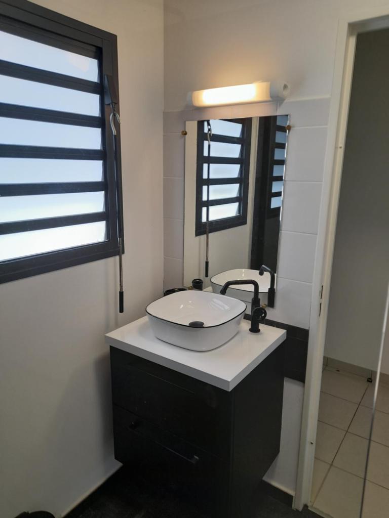 Chambre avec salle de bain, WC et terrasse photo 2