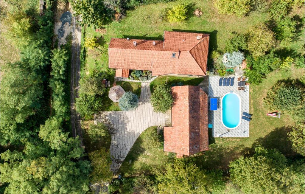 Nice Home In Breznica With 3 Bedrooms, Sauna And Outdoor Swimming Pool