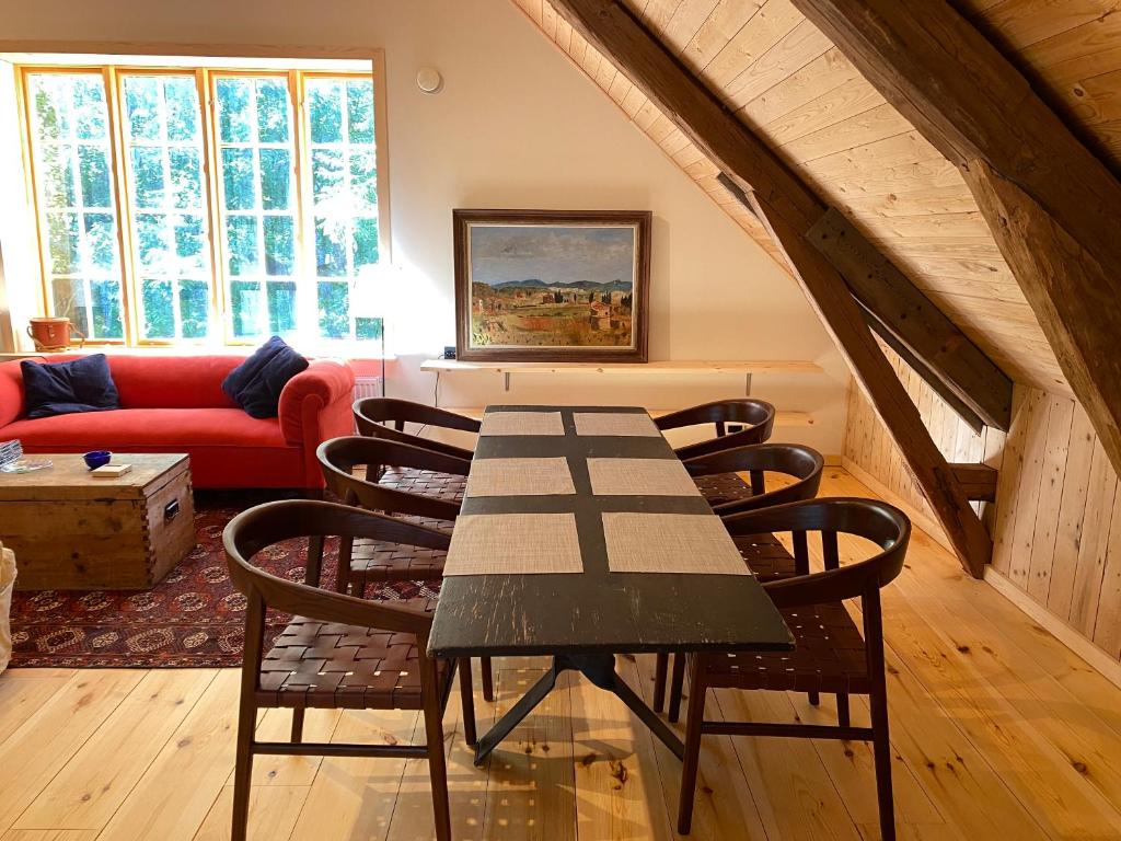 Spectacular 6-bed house in beautiful manor park photo 3