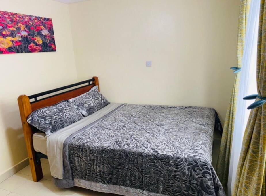 Stylish centrally located apt: secure,WiFi&parking photo 2