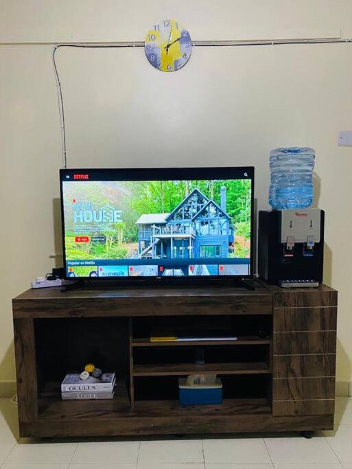 Stylish centrally located apt: secure,WiFi&parking photo 4