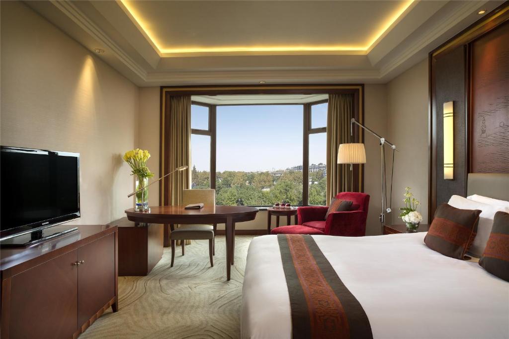 Двухместный (Улучшенный номер с кроватью размера «queen-size», вид на город), Sofitel Hangzhou Westlake