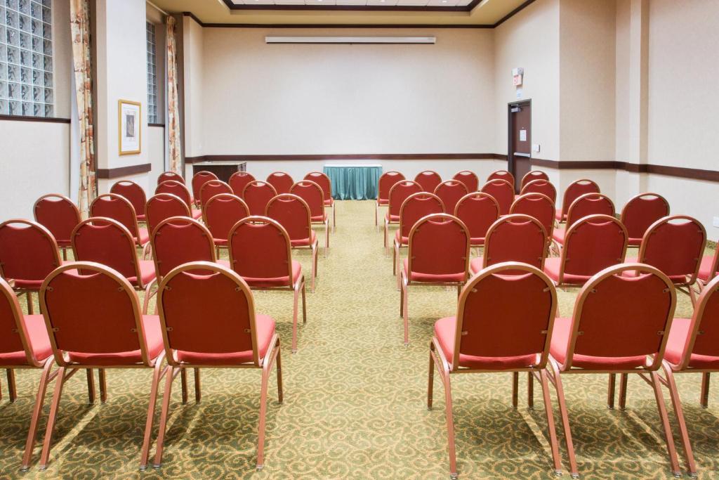 Holiday Inn Express Hotel & Suites Portland-NW Downtown, an IHG Hotel image
