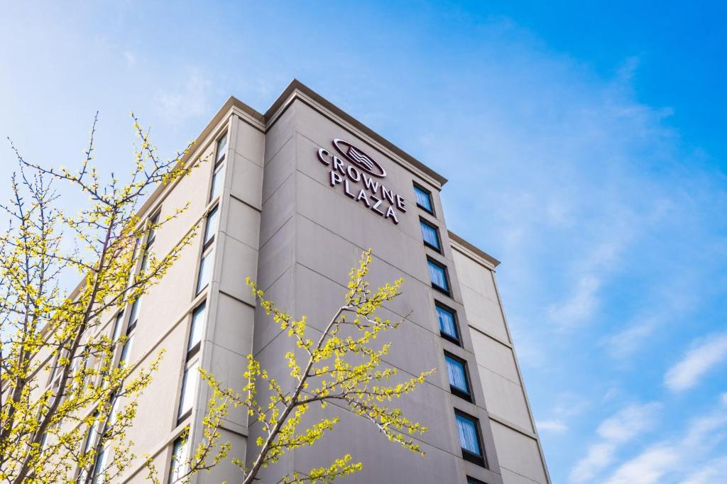 Crowne Plaza Newark Airport, an IHG Hotel image
