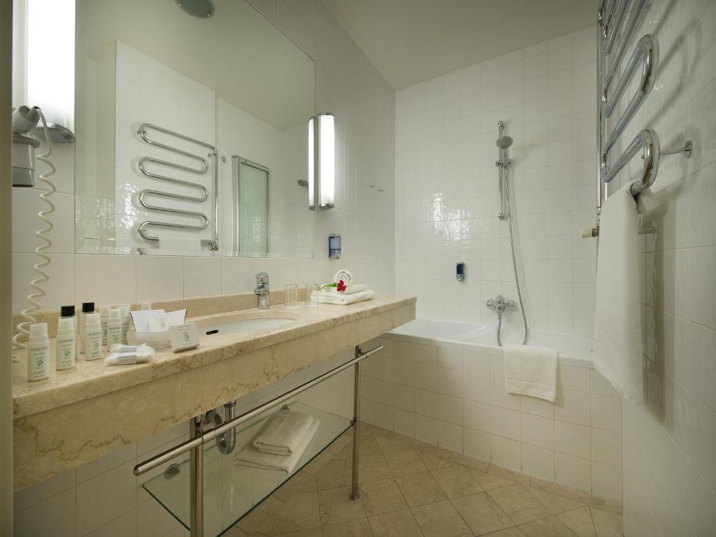 Одноместный (Одноместный номер-студио с балконом), EA Hotel Julis