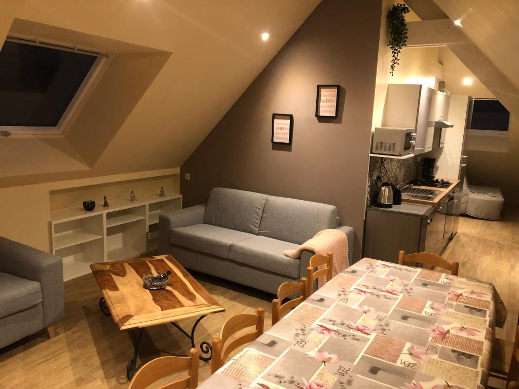 Logement @ 10 personnes avec piscine intérieure 31 degrés zoo de la FLECHE 24 h du Mans photo 3