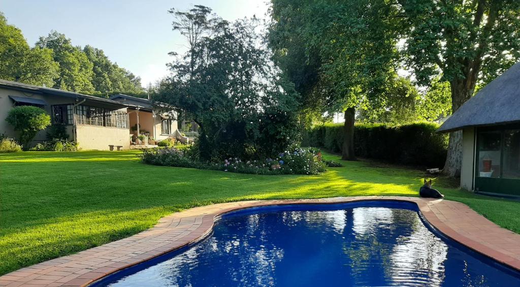 Rosedale Self Catering Cottage with pool and large entertainment BBQ area