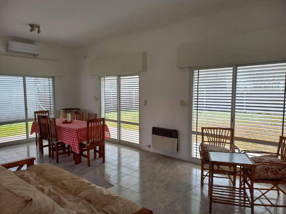 Casa con parque, parrilla y garage para vehículo. photo 3