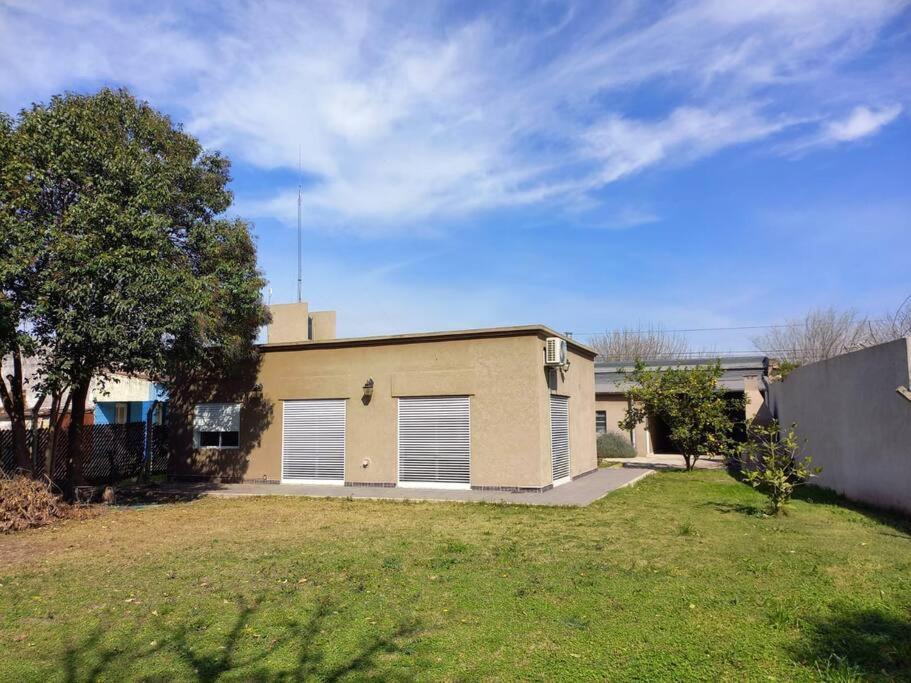 Casa con parque, parrilla y garage para vehículo. photo 2
