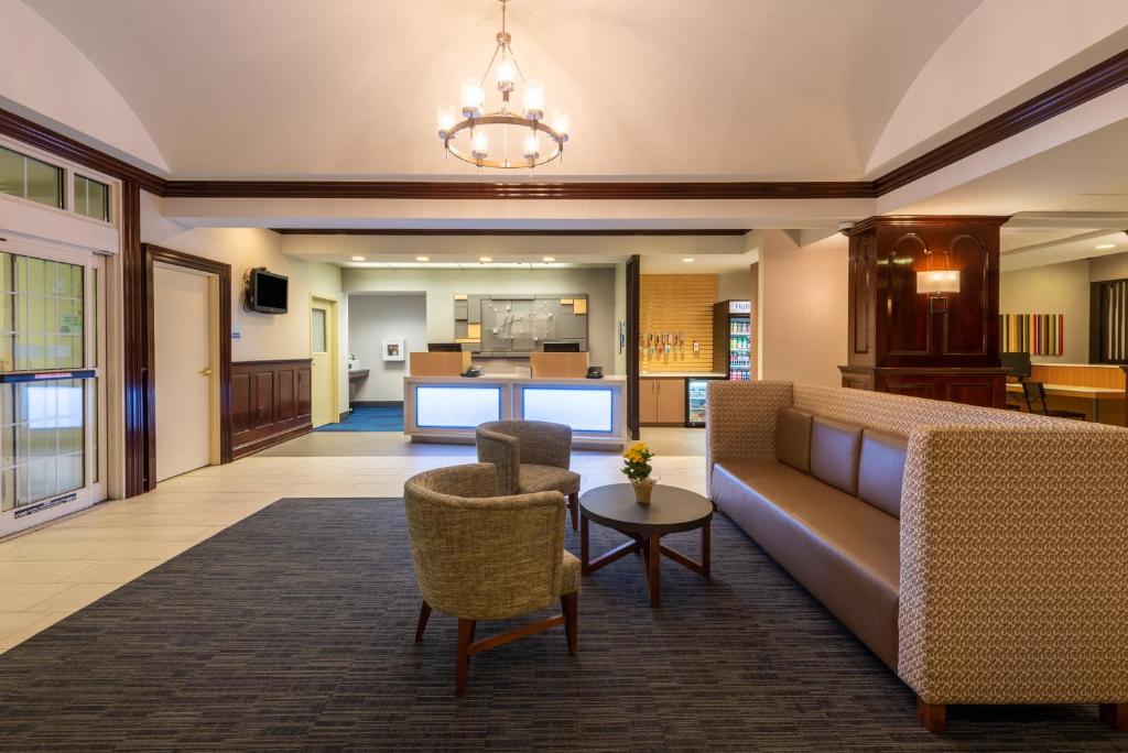 Holiday Inn Express State College at Williamsburg Square, an IHG Hotel photo 4