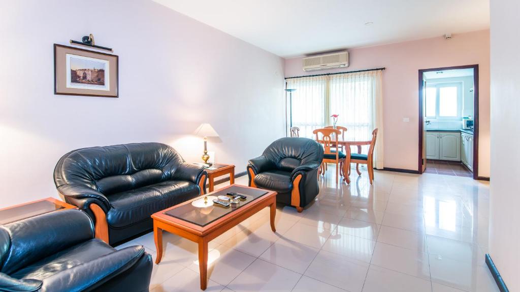 Апартаменты (Deluxe One Bedroom with Kitchen), Halcyon Condominiums
