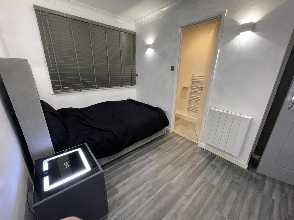 Newly refurbished modern 2 bedroom flat - Tap to explore photos