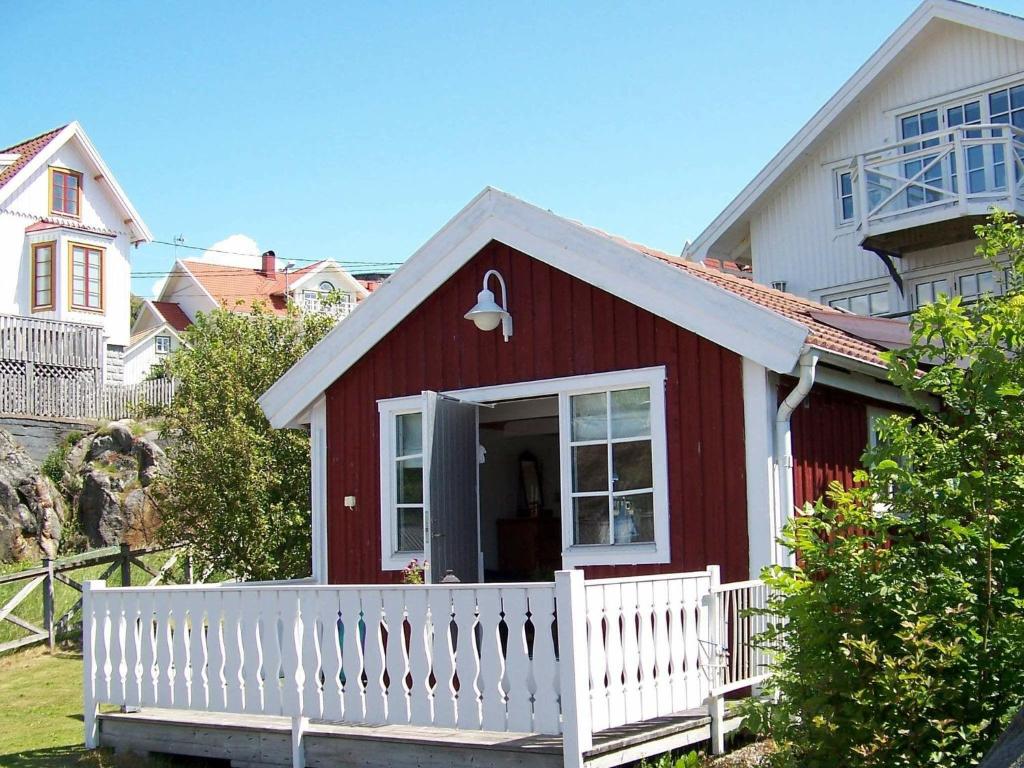 Holiday home in Rönnäng 1 photo 2