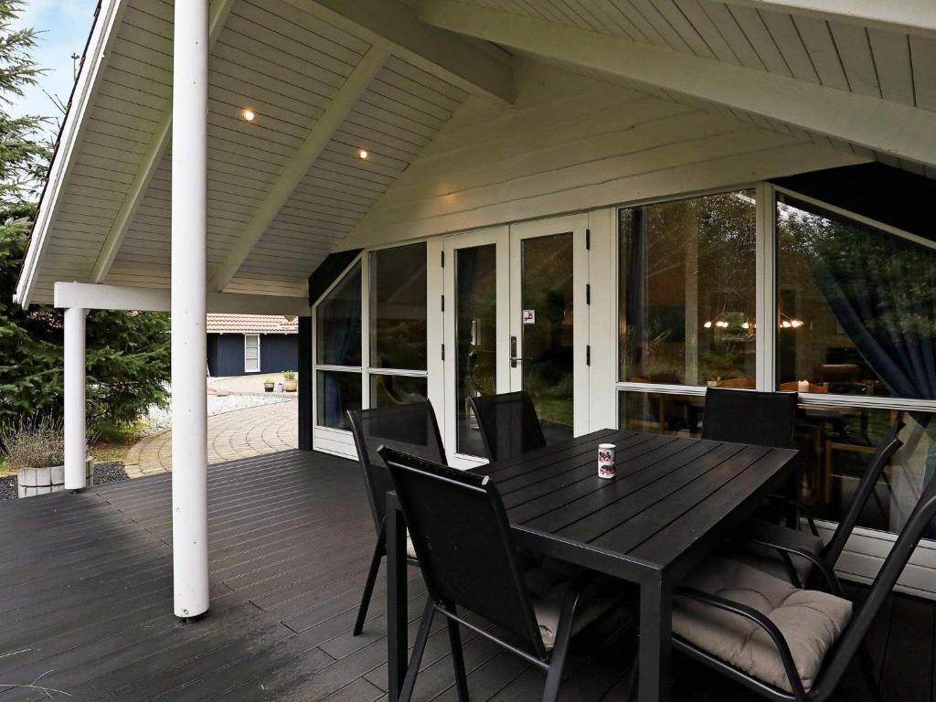 Three-Bedroom Holiday home in Hals 1 photo 2