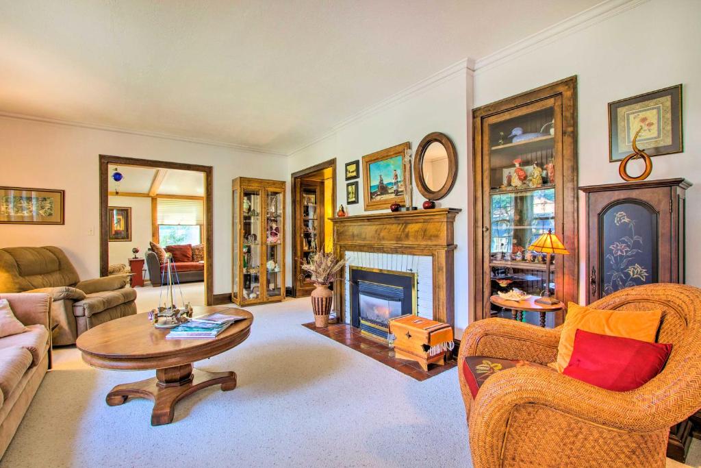 Elegant Home with Deck, 5 Blocks to Mayo Clinic photo 2