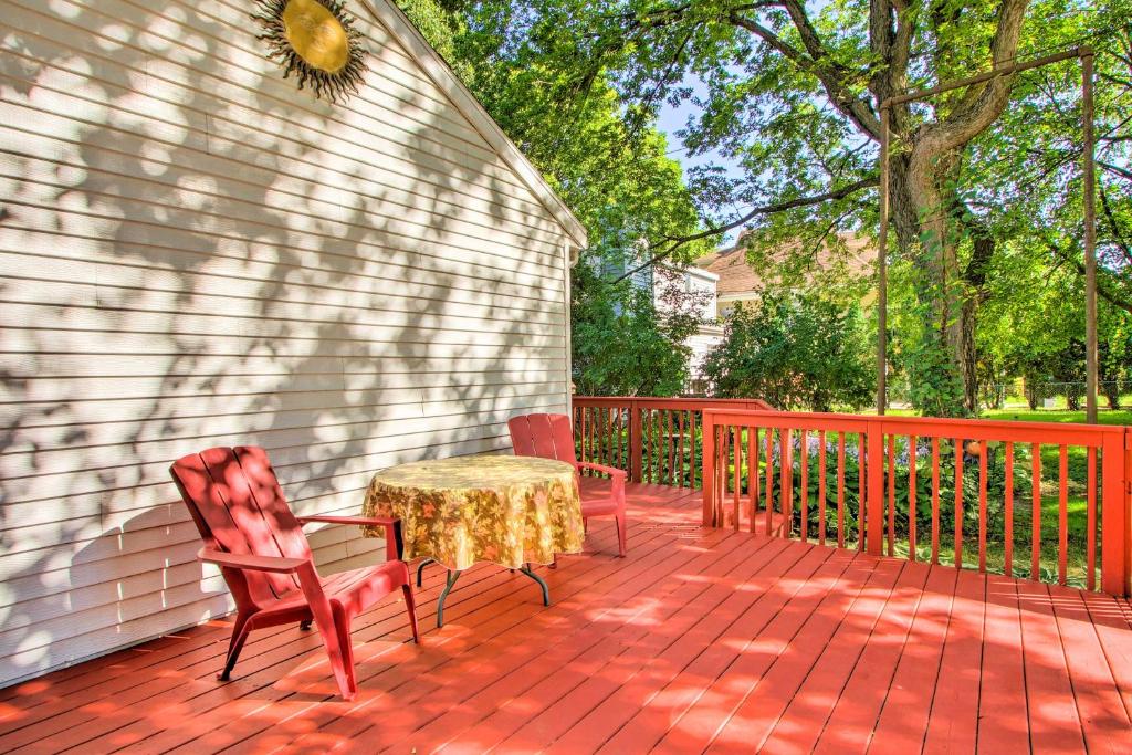 Elegant Home with Deck, 5 Blocks to Mayo Clinic photo 3