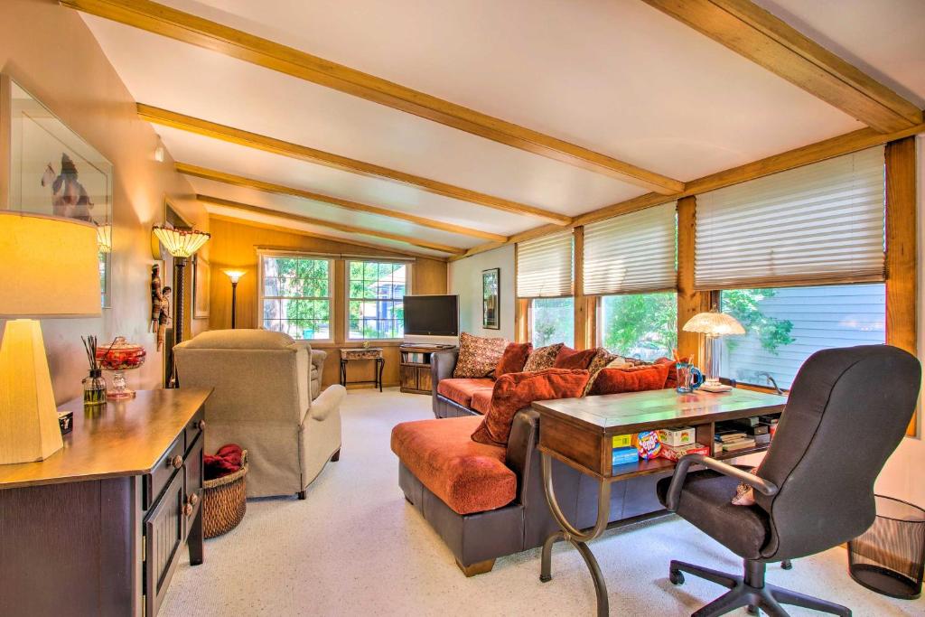 Elegant Home with Deck, 5 Blocks to Mayo Clinic photo 4