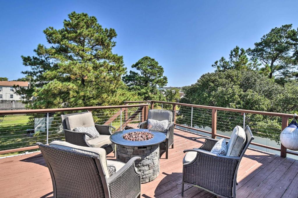 Sunny Norfolk Apartment with Deck and Fire Pit! photo 1
