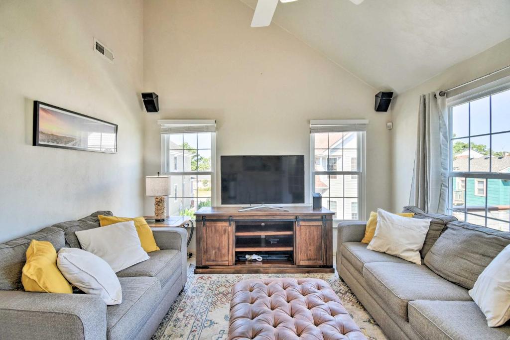 Sunny Norfolk Apartment with Deck and Fire Pit! photo 3