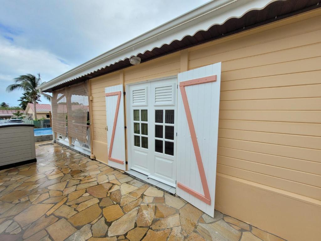 La Maison du Pécheur 97280 vous propose 2 bungalow, 2 Piscine privé avec jaccuzi intégrés, a 5 min de la plage et 2 min du port de pêche photo 2