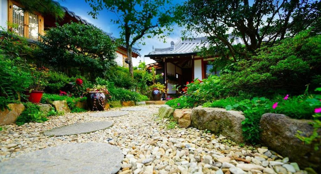 Jeonju Hanok Village Beautiful Garden House photo 2