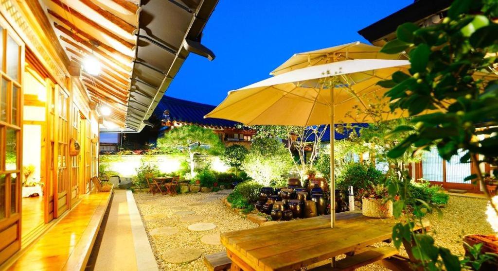 Jeonju Hanok Village Beautiful Garden House photo 4