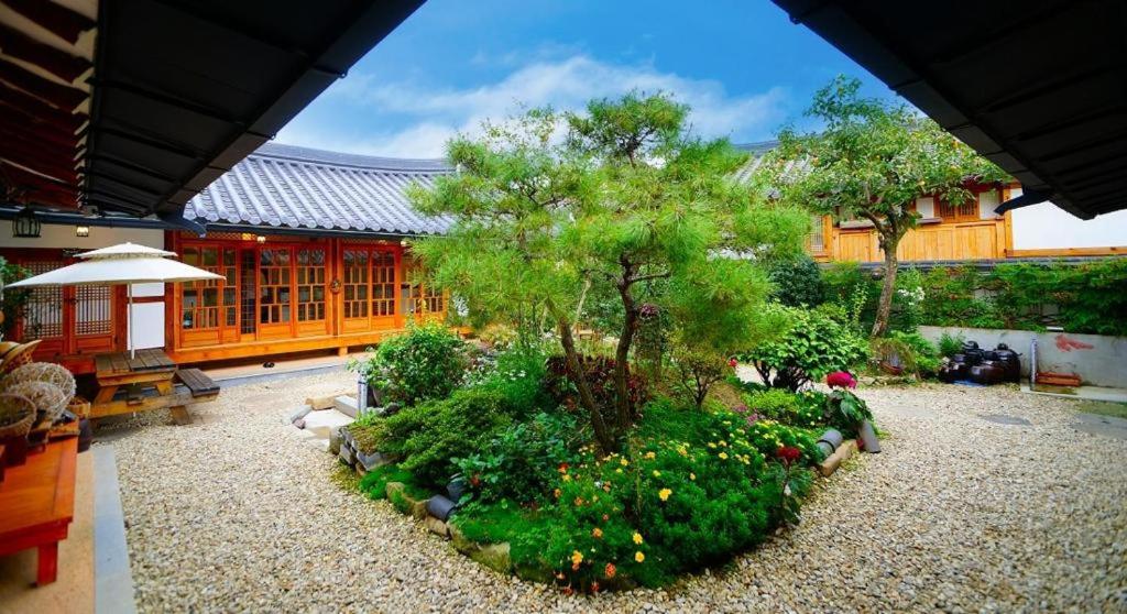 Jeonju Hanok Village Beautiful Garden House photo 3