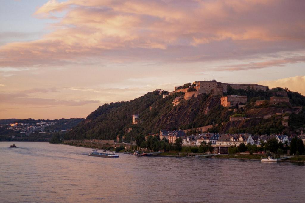 Sleek Studio minutes away from Deutsches Eck - Tap to explore photos