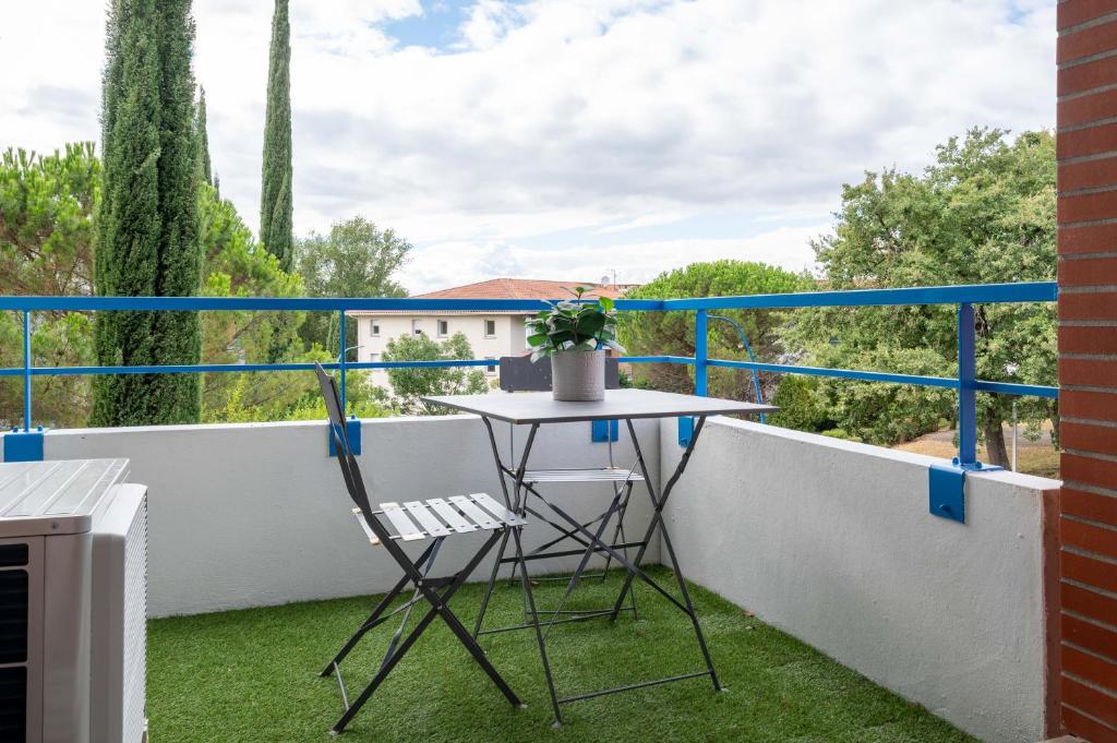 L'Airbusien - Terrasse et parking - Airbus à coté photo 1