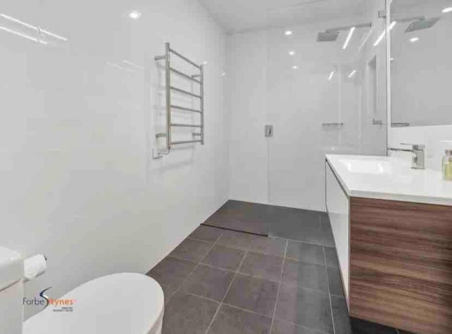 Stylish Thredbo Alpine Chalet + Garage in Tranquil Setting photo 1